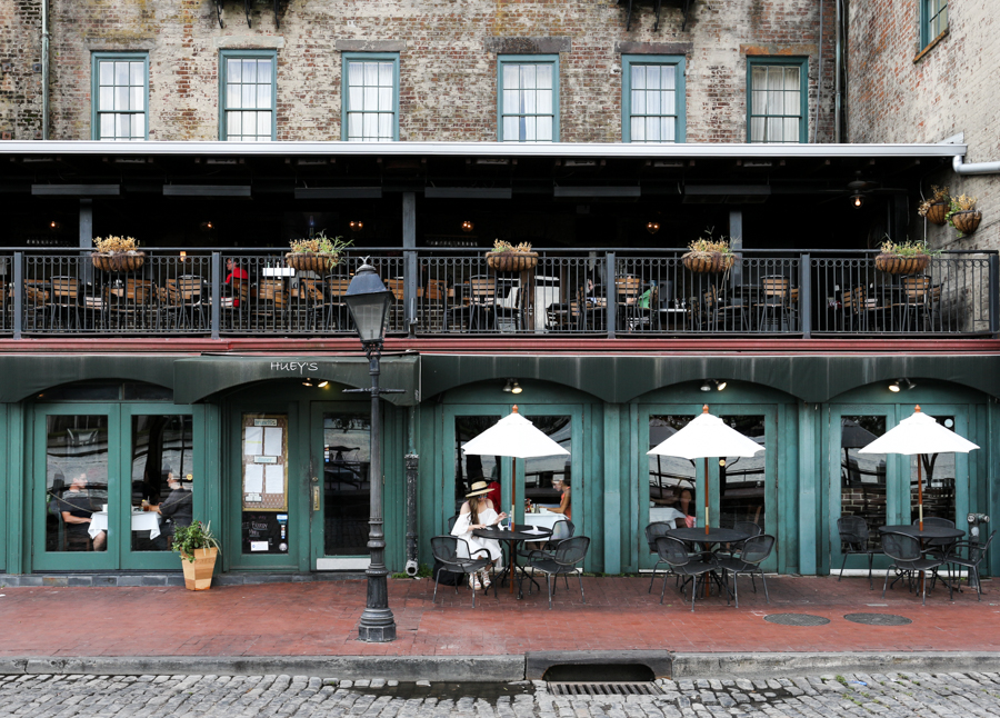 savannah-georgia-river-walk-street-hueys
